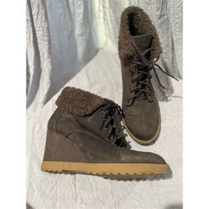 Dana Buchman brown suede 3” wedge front lace up with fur collar rubber sole very